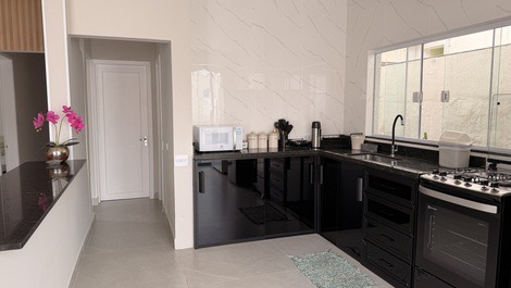 CASA A PIE EN LA ARENA CON PISCINA A 10 m DE CALA GUARUJÁ