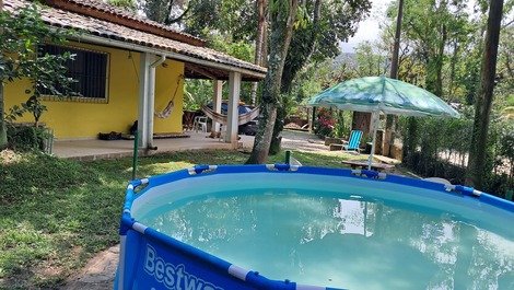 Casa de una sola planta súper aireada y arbolada.