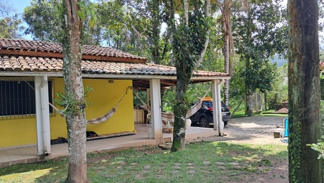 Casa de una sola planta súper aireada y arbolada.