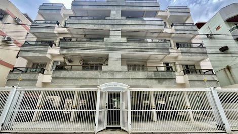 2-bedroom apartment one block from the beach in Meia Praia.