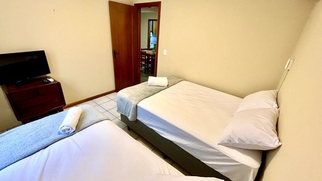 2-bedroom apartment one block from the beach in Meia Praia.