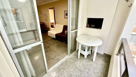 2-bedroom apartment one block from the beach in Meia Praia.