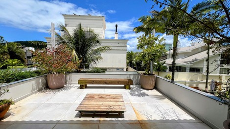 House in Jurere Internacional with pool, 4 blocks from the beach.