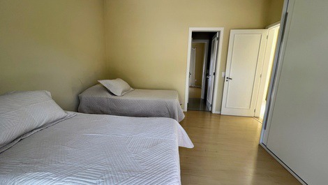 House in Jurere Internacional with pool, 4 blocks from the beach.