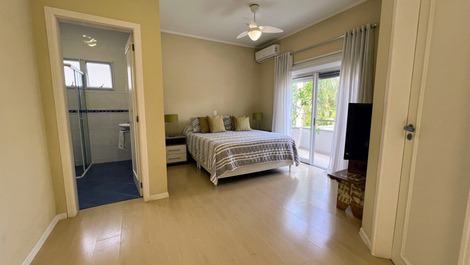 House in Jurere Internacional with pool, 4 blocks from the beach.