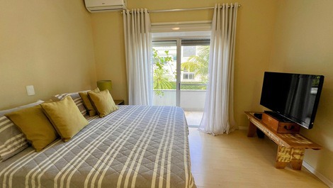 House in Jurere Internacional with pool, 4 blocks from the beach.