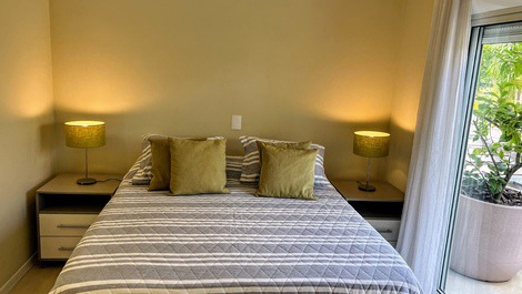 House in Jurere Internacional with pool, 4 blocks from the beach.