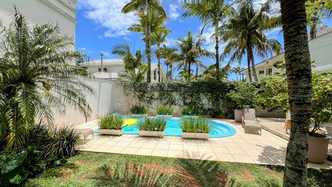 House in Jurere Internacional with pool, 4 blocks from the beach.