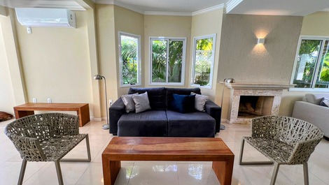 House in Jurere Internacional with pool, 4 blocks from the beach.