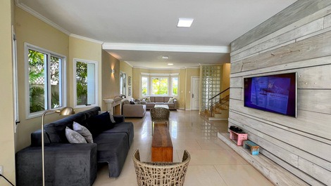 House in Jurere Internacional with pool, 4 blocks from the beach.