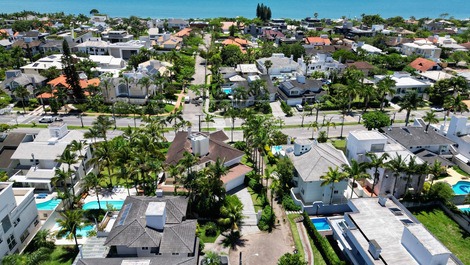 House in Jurere Internacional with pool, 4 blocks from the beach.