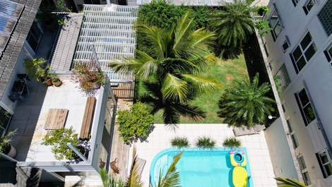 House in Jurere Internacional with pool, 4 blocks from the beach.