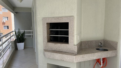 APARTAMENTO DIFERENCIADO, BOMBINHAS, 4 aires, wi-fi, 80 metros de playa - mg203