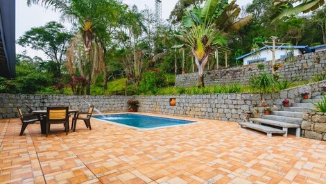 Chácara com Piscina Climatizada perto de SP