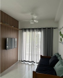 Sala com tv 43 smart, ventilador de teto e sof cama.