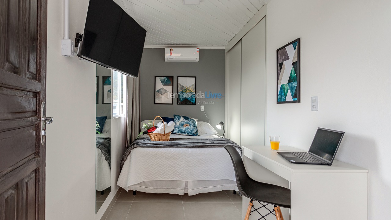 Casa para aluguel de temporada em Florianópolis (Praia Barra da Lagoa)