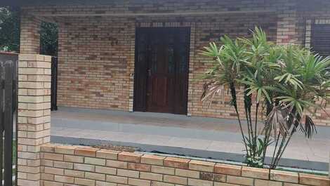 Casa a 50 metros do mar acomoda 10 pessoas, ampla área de lazer.