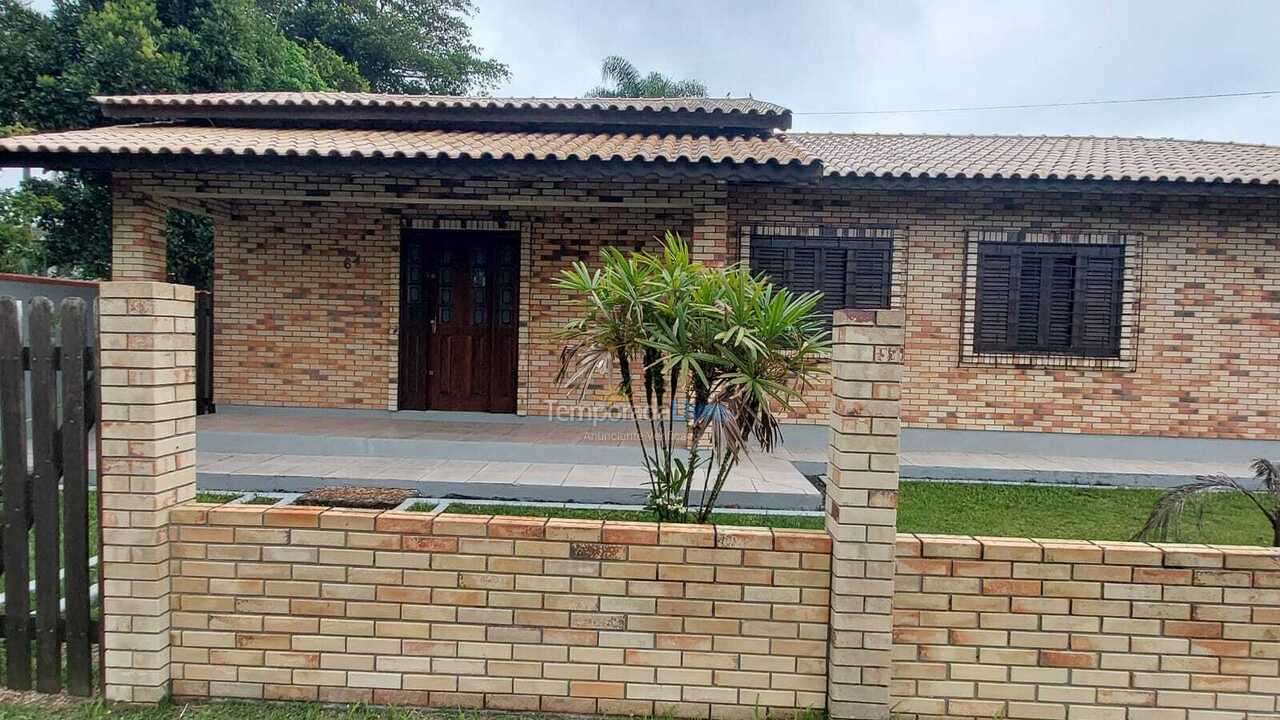 Casa para aluguel de temporada em Itapoá (Balneário das Palmeiras)