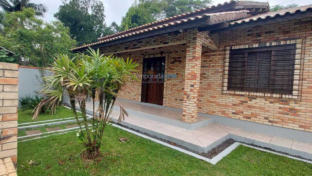 Casa para aluguel de temporada em Itapoá (Balneário das Palmeiras)