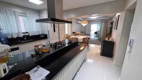 Great 2-bedroom apartment in Meia Praia.