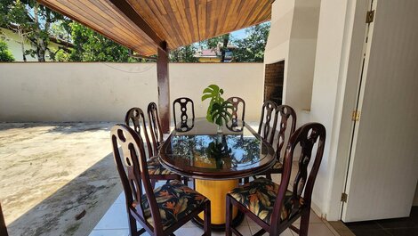 Casa com 4 suítes a apenas 50m da praia de Itamambuca