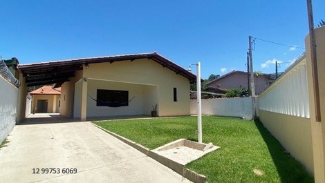 Pequeña casa/dependencia para 20 personas, 5 habitaciones, aire acondicionado y Wi-Fi, a 300 metros de la playa de Maranduba.