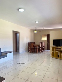 Pequeña casa/dependencia para 20 personas, 5 habitaciones, aire acondicionado y Wi-Fi, a 300 metros de la playa de Maranduba.