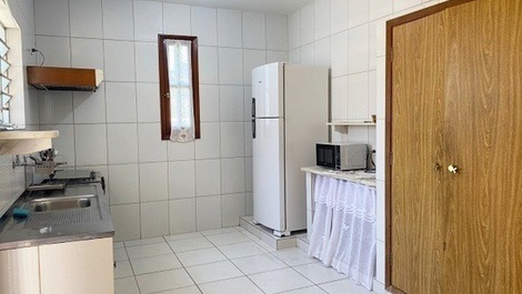 Pequeña casa/dependencia para 20 personas, 5 habitaciones, aire acondicionado y Wi-Fi, a 300 metros de la playa de Maranduba.