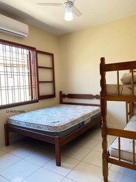 Pequeña casa/dependencia para 20 personas, 5 habitaciones, aire acondicionado y Wi-Fi, a 300 metros de la playa de Maranduba.