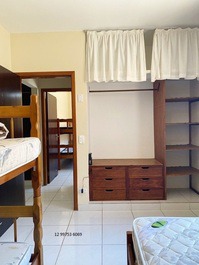 Pequeña casa/dependencia para 20 personas, 5 habitaciones, aire acondicionado y Wi-Fi, a 300 metros de la playa de Maranduba.