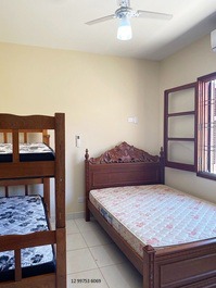 Pequeña casa/dependencia para 20 personas, 5 habitaciones, aire acondicionado y Wi-Fi, a 300 metros de la playa de Maranduba.