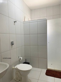 Pequeña casa/dependencia para 20 personas, 5 habitaciones, aire acondicionado y Wi-Fi, a 300 metros de la playa de Maranduba.