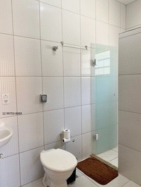 Pequeña casa/dependencia para 20 personas, 5 habitaciones, aire acondicionado y Wi-Fi, a 300 metros de la playa de Maranduba.