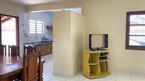 Pequeña casa/dependencia para 20 personas, 5 habitaciones, aire acondicionado y Wi-Fi, a 300 metros de la playa de Maranduba.