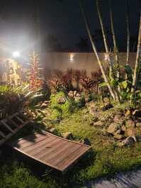 Entrada a noite jardim