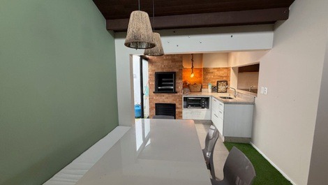 Excelente Geminado a 130m da Prainha, AC, WI-FI, garagem