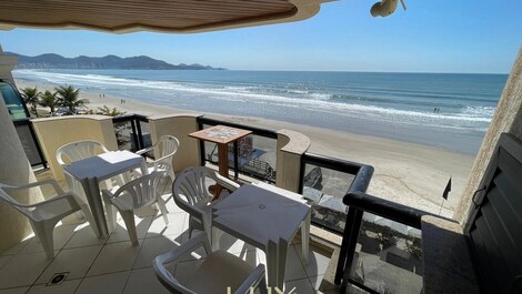 Apartamento en primera línea de playa con vistas panorámicas a la playa.