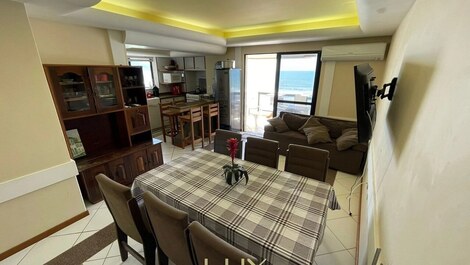 Apartamento en primera línea de playa con vistas panorámicas a la playa.