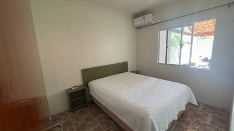 Casa de Praia em Porto Belo, 2 quartos com Ar-condicionado e Garagem