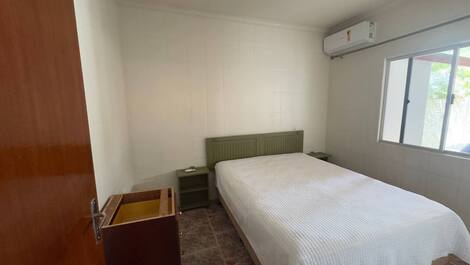 Casa de Praia em Porto Belo, 2 quartos com Ar-condicionado e Garagem