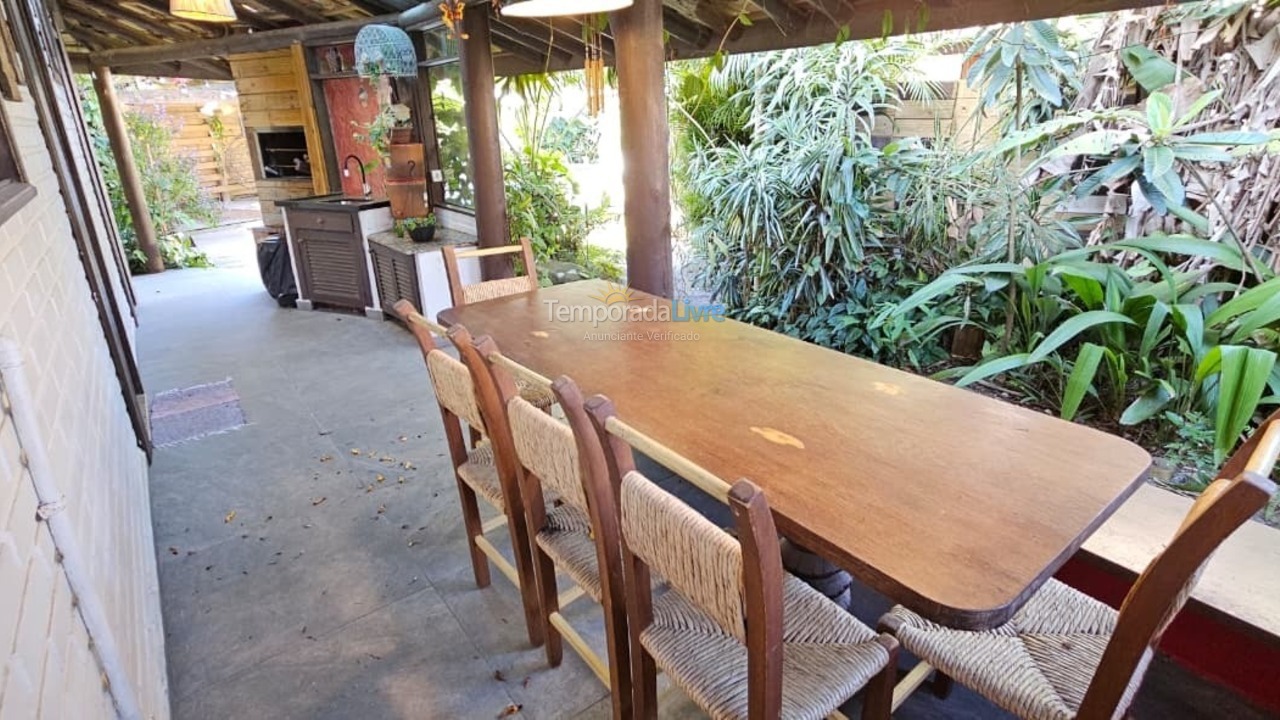 Casa para aluguel de temporada em Imbituba (Praia do Rosa)