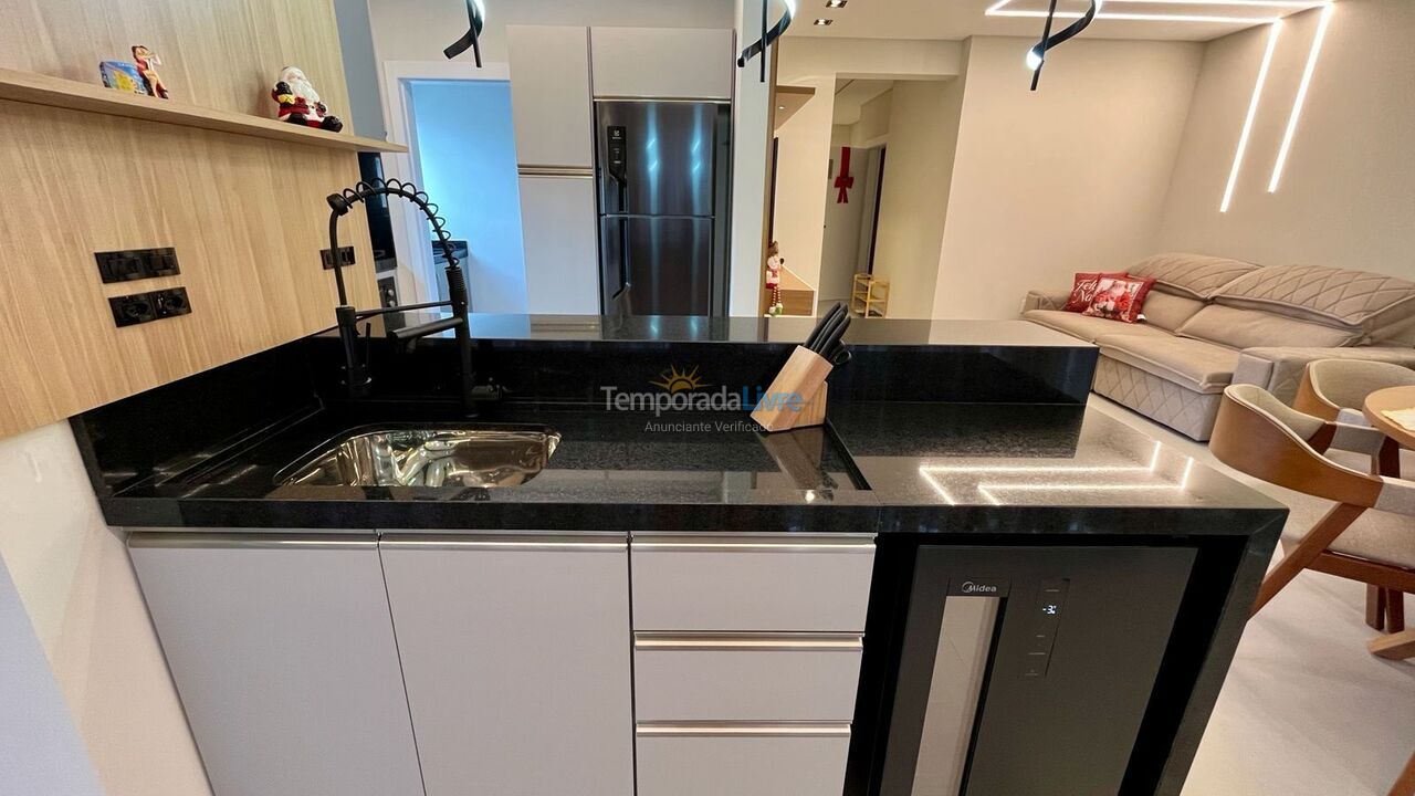 Apartamento para aluguel de temporada em Porto Belo (Perequê)