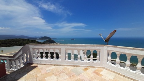 Vista do solarium,  acima da piscina,  na cobertura 