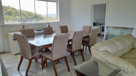 Sala de almoço  com vista para a mata.cozinha ao lado, sala de tv