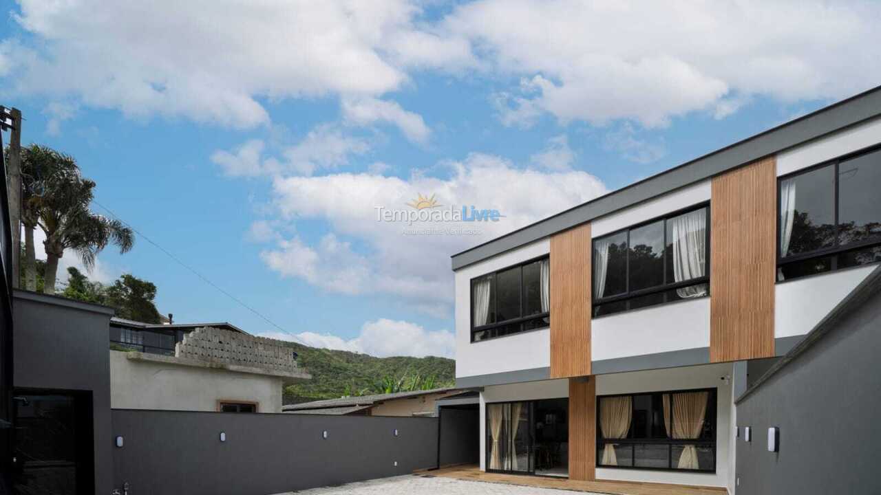 Casa para alquiler de vacaciones em Bombinhas (Praia de Zimbros)