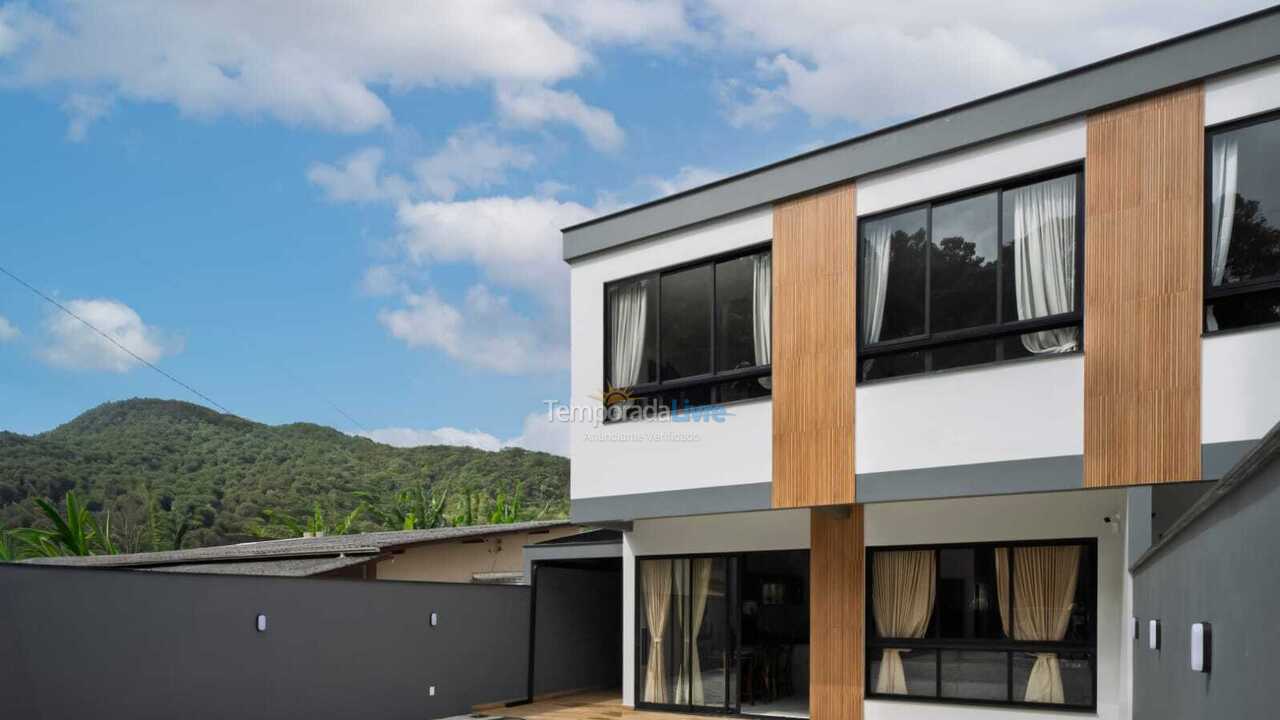 Casa para alquiler de vacaciones em Bombinhas (Praia de Zimbros)