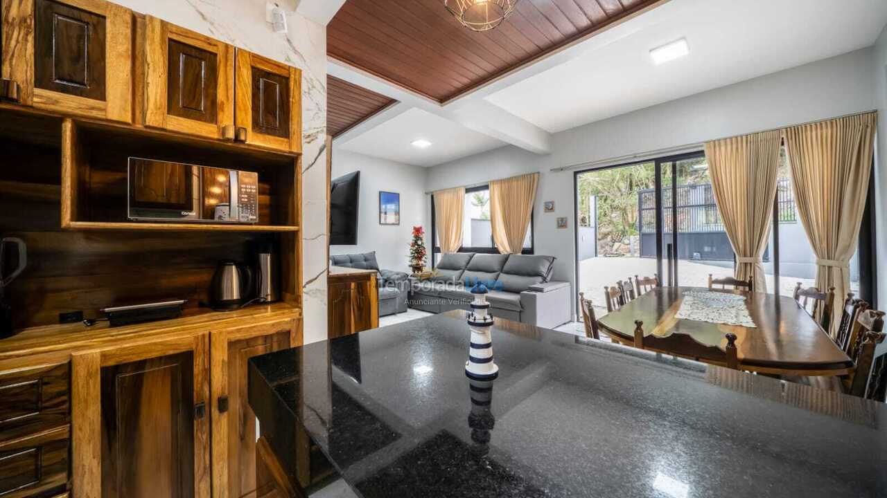 Casa para alquiler de vacaciones em Bombinhas (Praia de Zimbros)