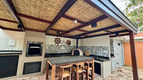 House with 05 bedrooms 100 meters from Morrinhos Beach