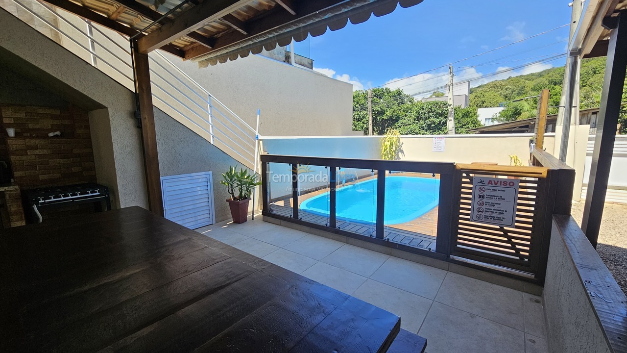 Casa para aluguel de temporada em Bombinhas (Praia de Zimbros)