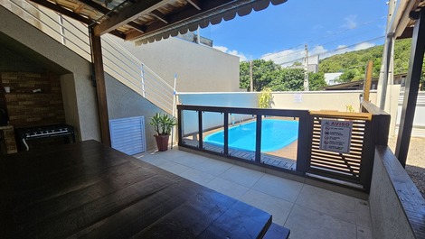Casa Familiar com Piscina em Zimbros